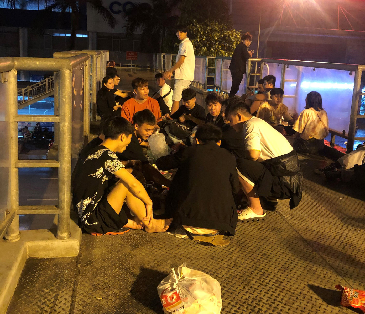 Số lượng người nhiều gấp 5, gấp 10 lần so với ban ngày; các bạn trẻ tụ tập ăn uống, vui chơi, nói chuyện, hẹn hò.