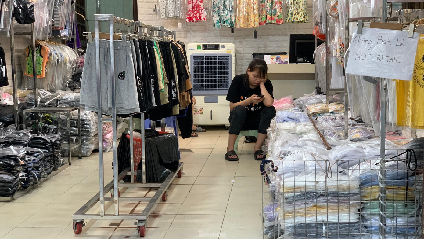 Dù kích cầu bằng hình thức giảm giá sâu, song nhiều cửa hàng thừa nhận, sức mua trong mùa dịch Covid-19 vẫn không phục hồi như thời điểm trước dịch. "Thông thường, mỗi đợt ưu đãi trước nghỉ lễ hoặc xả hàng từ 50% đến 70% lượng khách sẽ tăng gấp đôi. Tuy nhiên đợt dịch này, đơn hàng rất chậm, thậm chí chưa bằng 1/3 so với ngày thường", nhân viên shop quần áo trên phố Xuân Thủy chia sẻ.