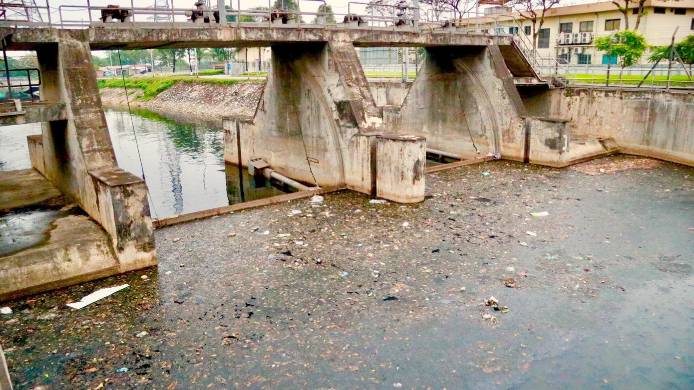 Khu vực sông Kim Ngưu thuộc địa bàn quận Hai Bà Trưng - nơi tập trung nhiều khu dân cư đông đúc, đã và đang chịu ảnh hưởng lớn từ sự quá tải hạ tầng, ô nhiễm trầm trọng về nguồn nước.