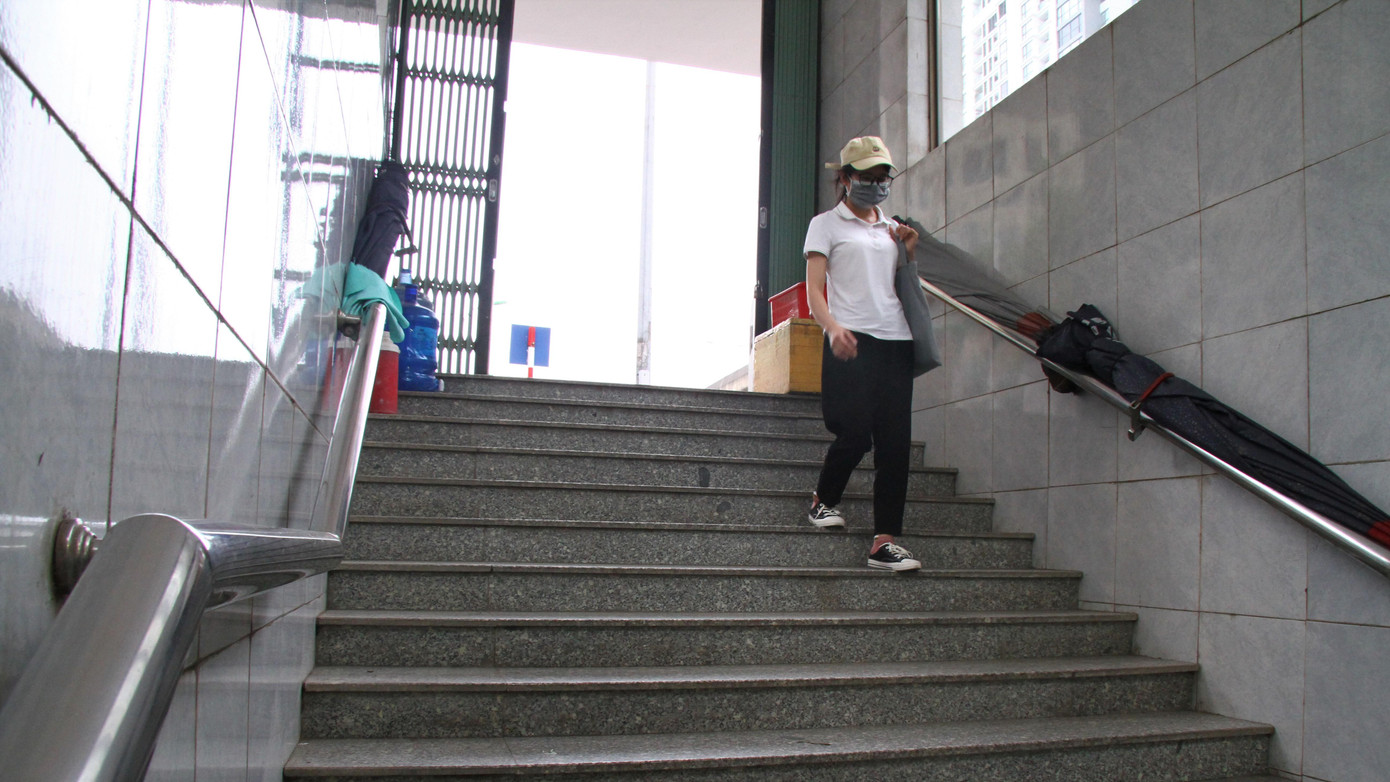 Lối cầu thang xuống hầm cũng trở thành “ nhà kho” cất đồ của các chủ quán trà đá.