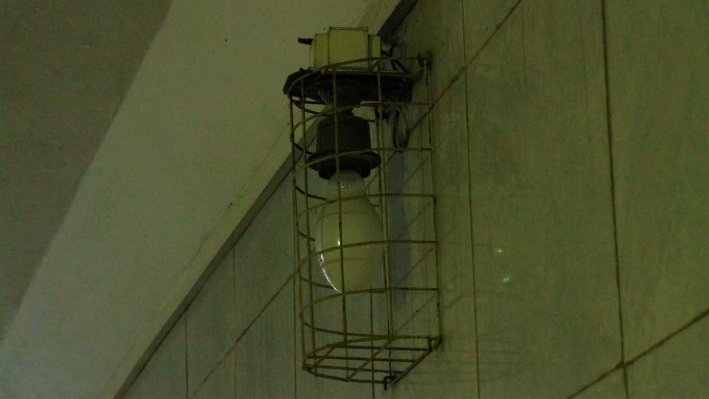 Một số đèn điện hỏng vẫn chưa kịp thay mới.