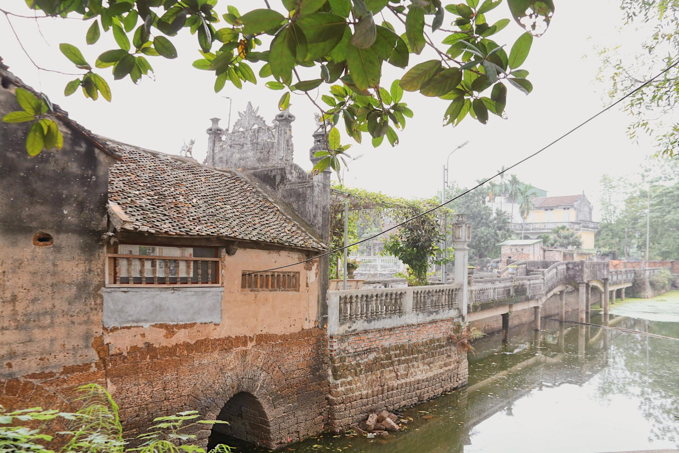 Cầu Khum còn có tên khác là cầu Mới, nằm ở phía Đông của làng làng Yên, Thạch Xá, Thạch Thất, Hà Nội.