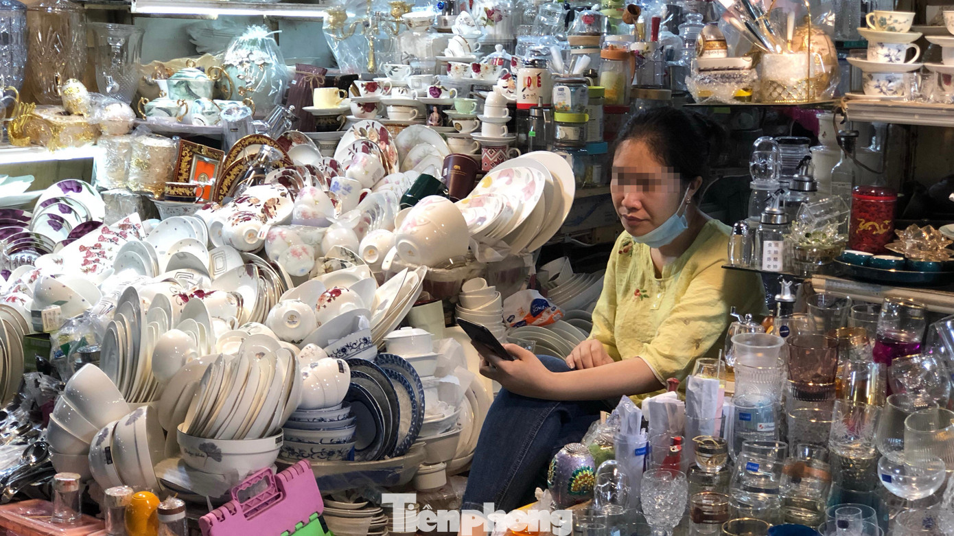 Các khu chợ tập trung đông người luôn tiềm ẩn nhiều nguy cơ lây lan dịch bệnh.