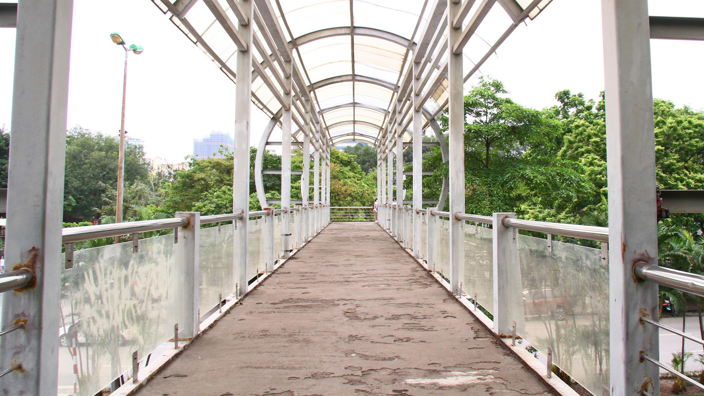 Cầu qua đường cho người đi bộ trên đường Nguyễn Văn Huyên kéo dài không một bóng người ngay trong giờ cao điểm.