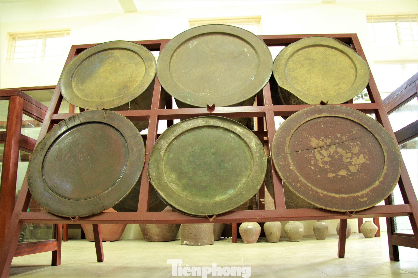 Những chiếc mâm đồng thau nguyên chất được để ở một chiếc giá riêng biệt, bà Huệ chia sẻ: "Hồi trước nhà nào có được chiếc mâm đồng hay mâm gỗ thôi là khá giả lắm đấy, chứ những nhà bình thường chỉ có trải lá chuối làm thành mâm cơm thôi".