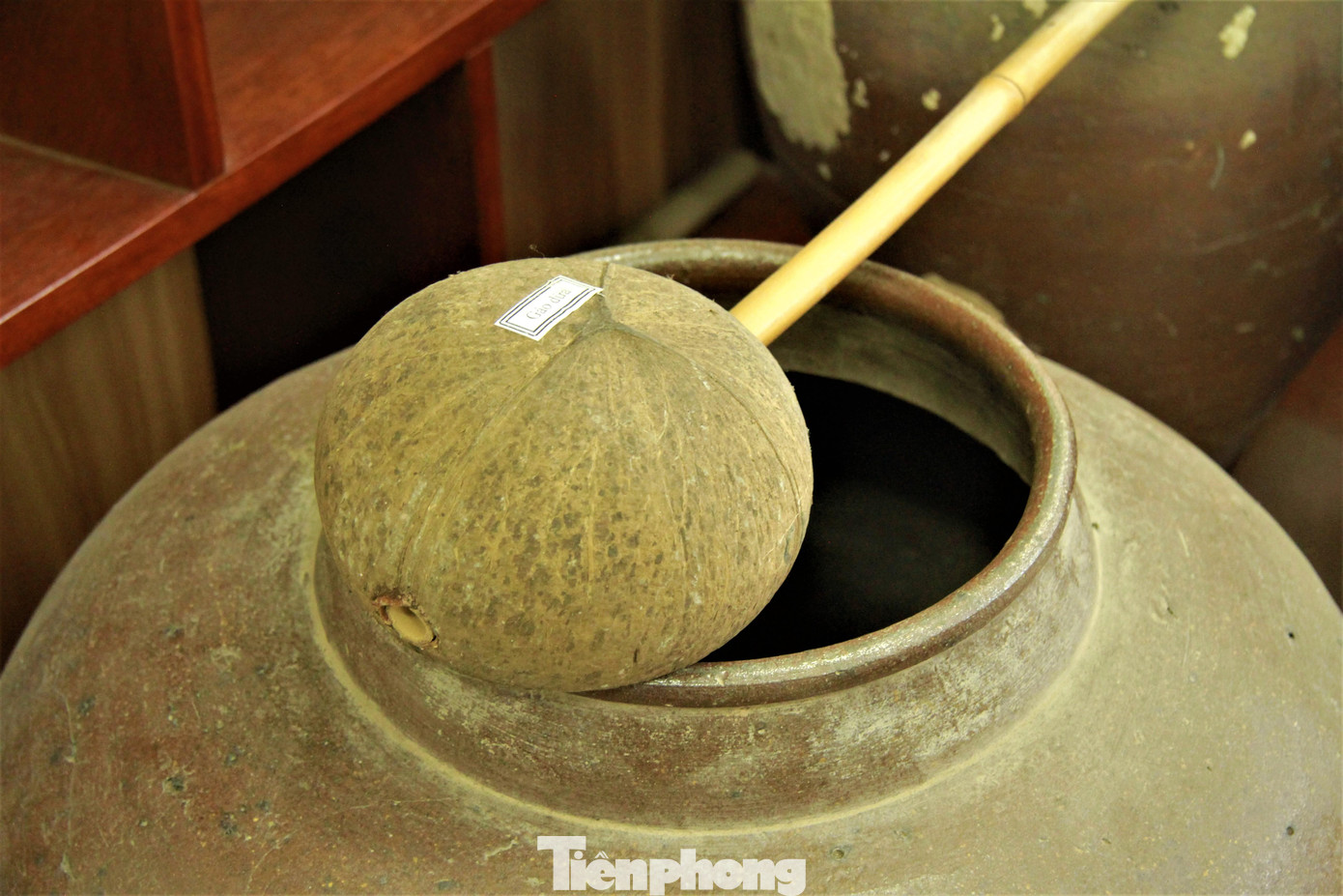 Chiếc chum sành còn nguyên núm, nắp đậy này ngày trước được dùng đựng gạo, gia đình ông Dạng (xóm 9) đem đến góp. Có người mang 5 triệu đồng đến mua nhưng ông ấy không bán.