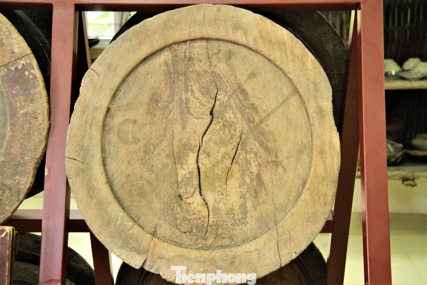 Chiếc mâm gỗ đã hao mòn theo thời gian, nhưng đó chính là nhân chứng cho một thời phát triển của làng Yên Mỹ xưa.