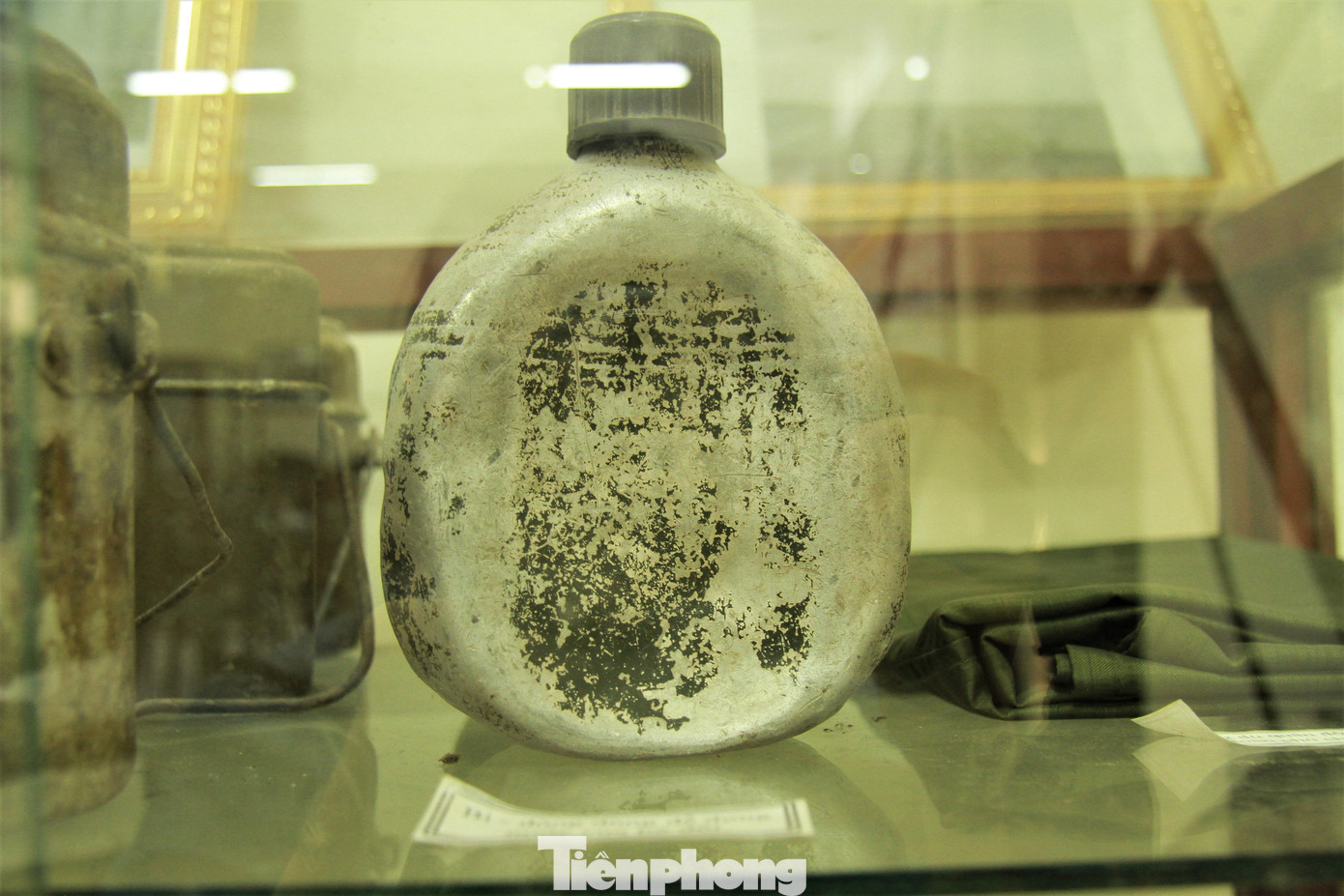 Ngoài ra, bảo tàng còn là nơi giữ gìn đồ dùng của hai người anh hùng là Liệt sĩ Trần Văn Đức và Liệt sĩ Nguyễn Minh Tân, tất cả nhằm gợi nhớ về thời chiến đấu hào hùng của dân làng Yên Mỹ.