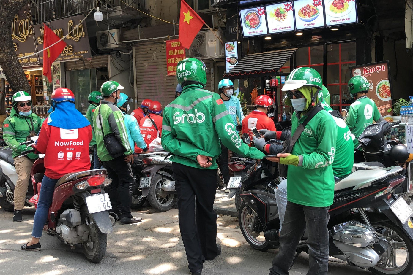 Để đảm bảo an toàn trong quá trình giao đồ, chị Trang cũng như nhiều shipper khác đã chuẩn bị đầy đủ khẩu trang y tế, găng tay, nước sát khuẩn và đảm bảo khoảng cách giao nhận đồ.