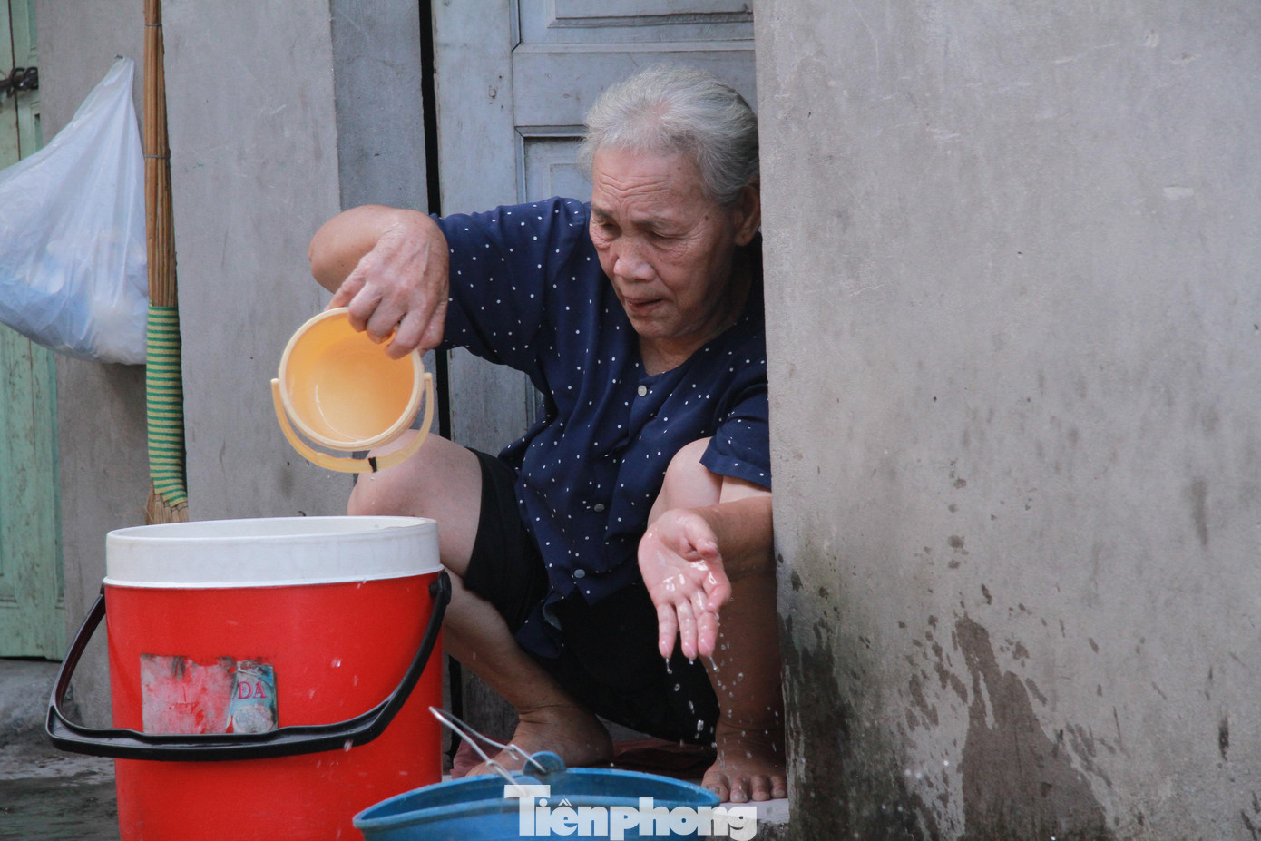 Ngồi vật vờ ngoài cửa, bà Loan (57 tuổi, quê ở Ninh Bình) phải dội nước trước của phòng để làm dịu bớt cái nóng bức xộc lên. “Quạt thì thổi ra hơi nóng chứ không có mát nên đành tranh thủ những buổi sáng với chiều thì ngủ, khi nào bớt nắng thì đẩy xe đi bán hàng kiếm đồng nào thôi. Ở nhà cũng không có tiền, mình bán sức đi lấy tiền mà nên cứ hễ trời dịu dịu mát là tôi đẩy xe đi bán hàng”, bà Loan tâm sự.