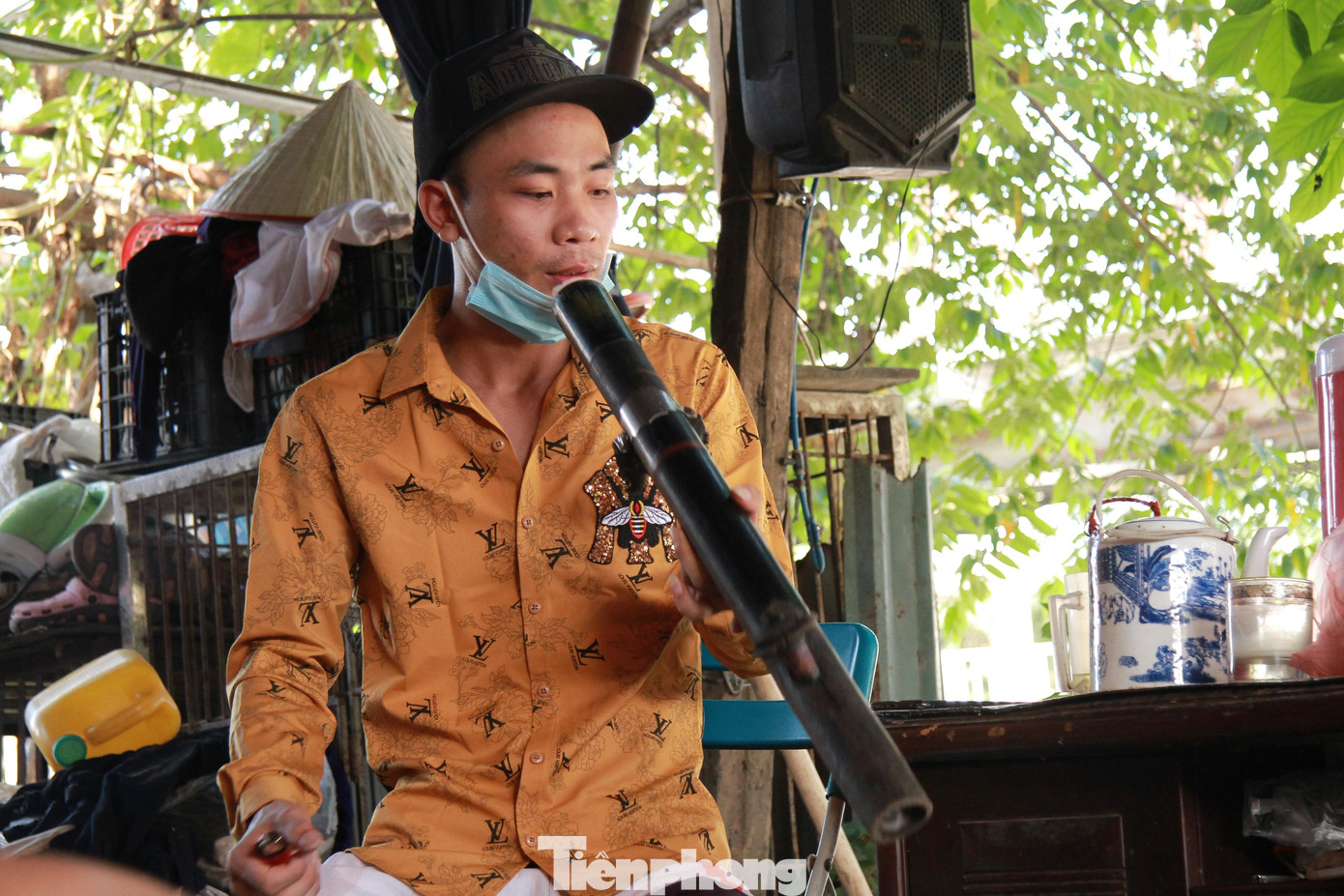 Tranh thủ lúc ra trước ngõ hóng mát giữ trưa vì không ngủ được, anh Thành (40 tuổi, quê Thanh Hóa) chia sẻ: “Anh bám trụ ở chợ Long Biên với công việc bốc vác hoa quả khoảng 3 năm nay. Khu vực này có khoảng 30 nhà trọ được quây tôn dựng lên với độ cao khoảng 4 mét.”