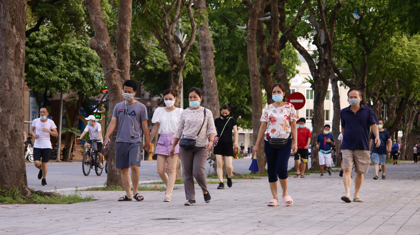 Khi lực lượng chức năng kiểm tra gắt gao tại hồ Tây, người dân lại đổ về khu vực Hồ Gươm, tái diễn tình trạng, hoạt động thể thao tập trung đông người.