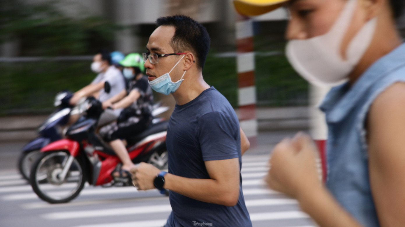 Không chỉ ở lòng đường, khu vực vỉa hè xung quanh hồ cũng rất đông người dân đi bộ.