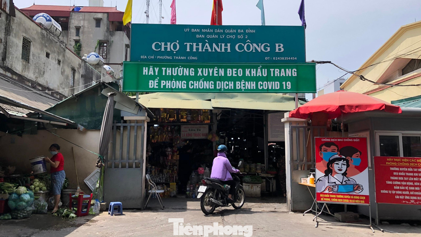 Biển khuyến cáo, nước sát khuẩn và khẩu trang được đặt ngay các cổng ra vào chợ.