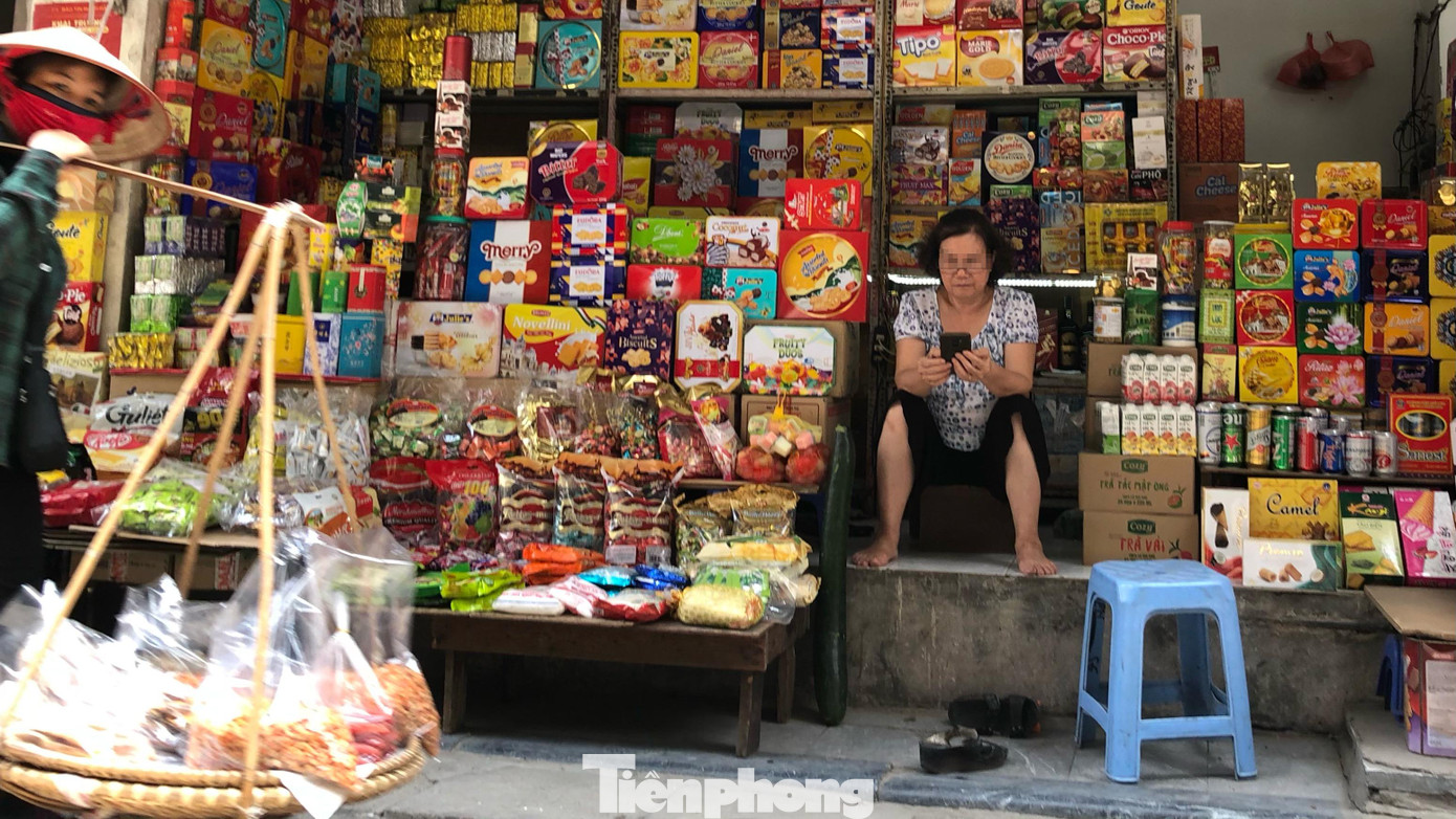 Tình hình chấp hành việc đeo khẩu trang tại khu chợ vẫn chưa được thực hiện một cách nghiêm túc.