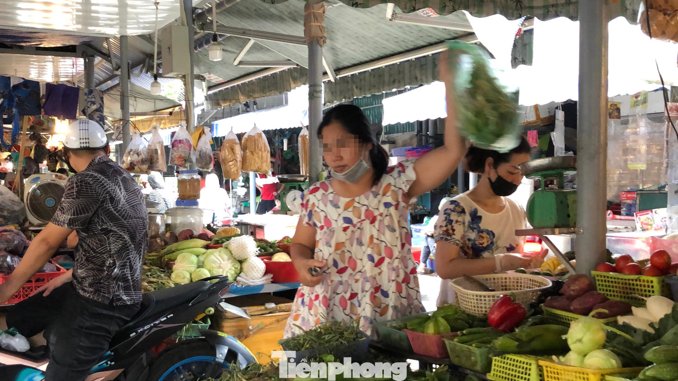 Tại chợ Hôm (Hai Bà Trưng) nhiều người vẫn tỏ ra chủ quan.