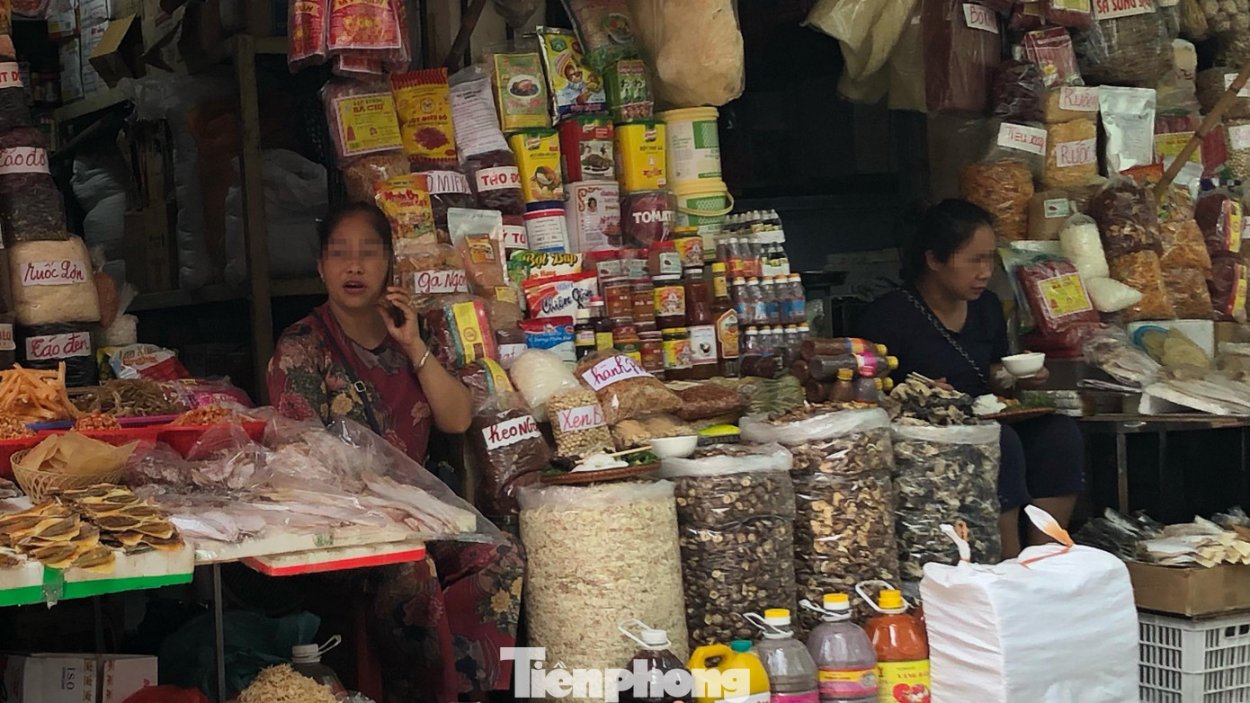 Tương tự, tại khu vực chợ Đồng Xuân (Hoàn Kiếm), mặc dù phải tiếp xúc với nhiều lượng khách trong ngày nhưng một số người bán hàng vẫn thờ ơ bỏ khẩu trang.