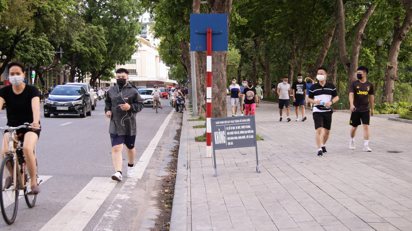 Một số thanh niên "nghiện" vận động đã tìm cách "lách luật" bất chấp các quy định cấm hoạt động thể dục thể thao, tụ tập đông người ở Hà Nội.
