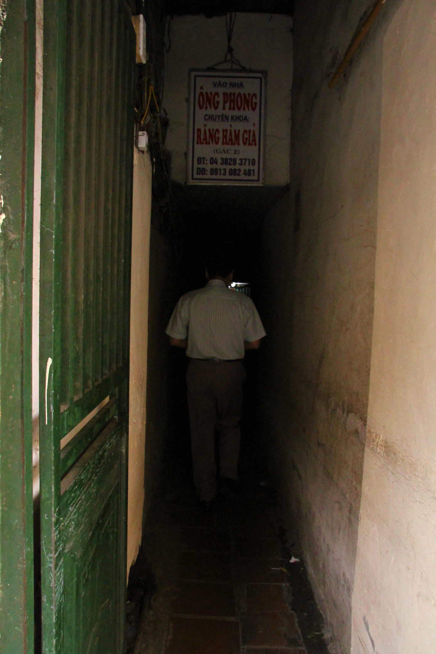 Ông Nguyễn Văn Tuất (phố Hàng Đường) cho biết: “Mặc dù tôi đã sống quen ở đây nhưng đôi khi vẫn thấy có sự bất tiện, như việc sửa sang lại nhà cửa hay mua sắm đồ dùng trong nhà cũng phải cân nhắc chỉ dám mua đồ dùng có kích cỡ lọt qua được con ngõ”.