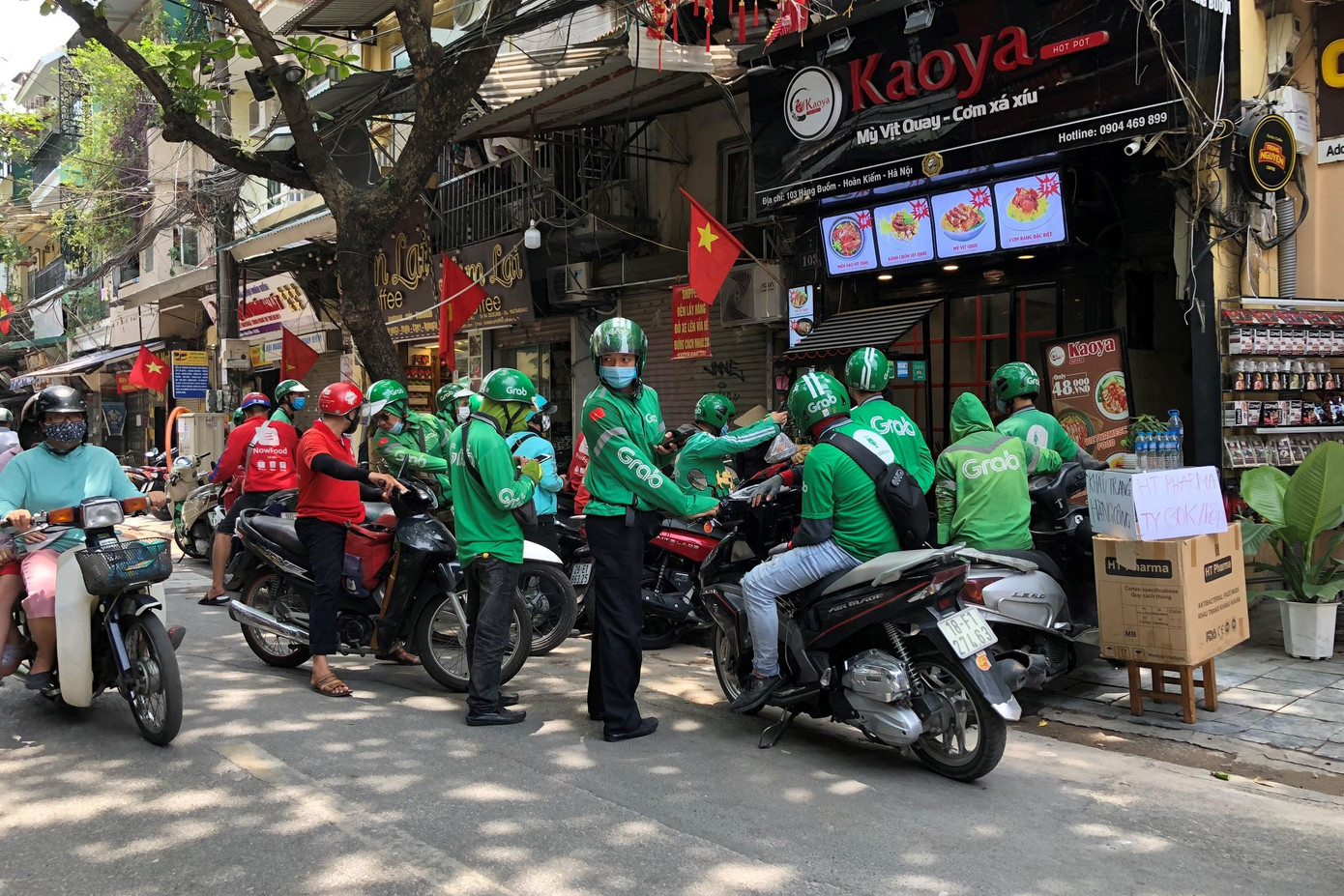 Trước tình hình dịch COVID-19 tái bùng phát và diễn biến phức tạp, UBND thành phố Hà Nội đã khuyến cáo đối với các nhà hàng ăn uống phục vụ trong nhà yêu cầu giãn cách hoặc có tấm chắn giữa các vị trí ngồi, không sử dụng đồ chung, khuyến khích bán hàng mang về.