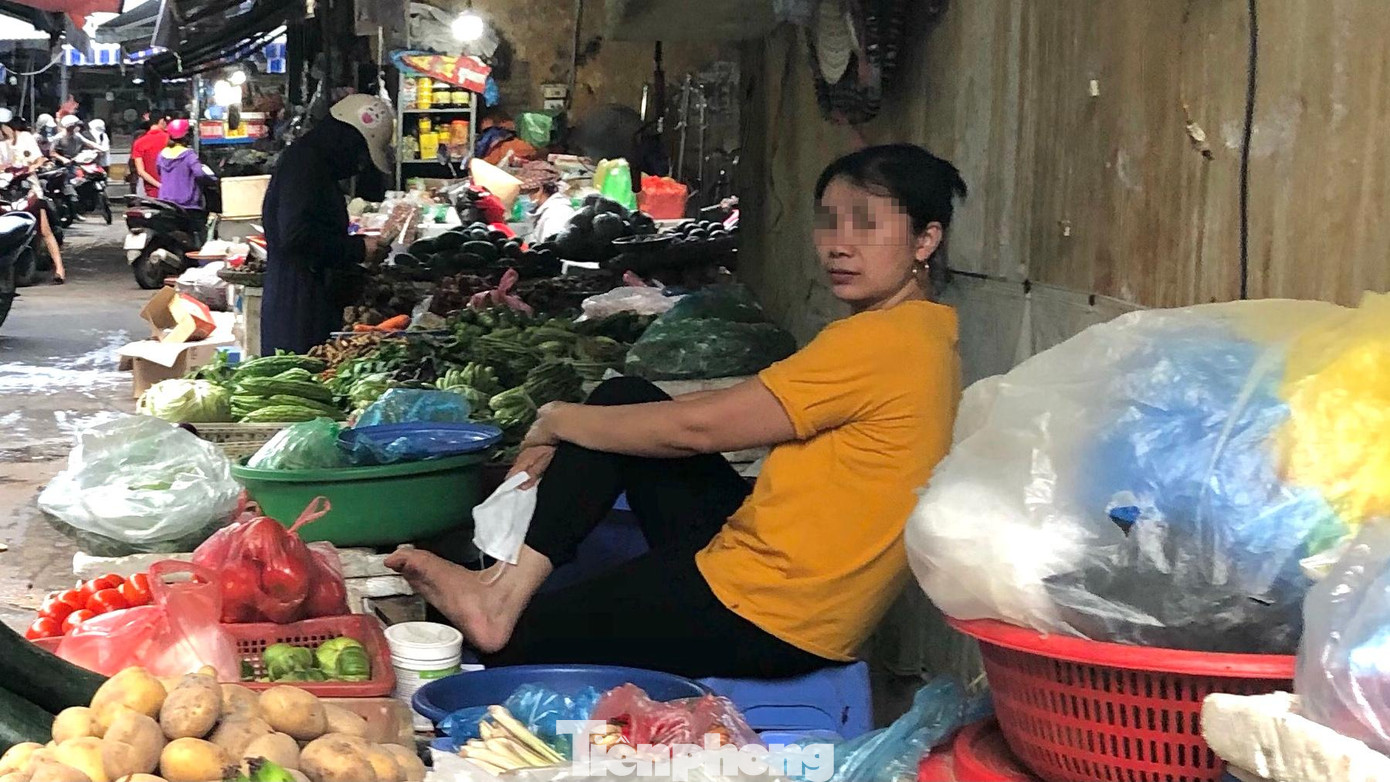 Một số tiểu thương ở chợ cho biết, vì chưa quen với việc phải đeo khẩu trang cả ngày nên thi thoảng vẫn phải bỏ ra để dễ thở hơn.