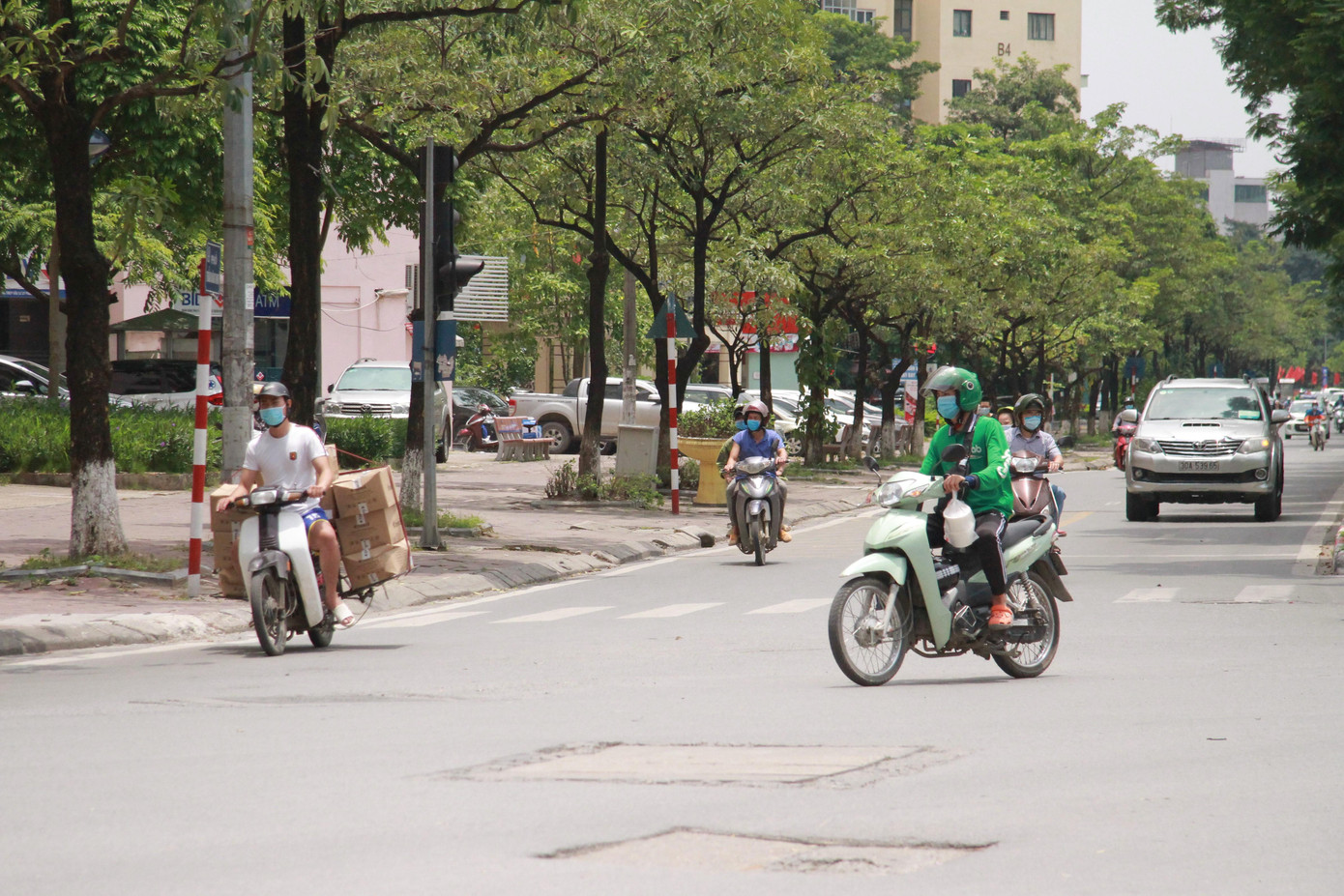 Sau 20 phút chờ đợi, anh Hoàng Văn Sơn (Ba Đình, Hà Nội) đã có đơn hàng đầu tiên giao đồ ăn đến phố Trung Kính.