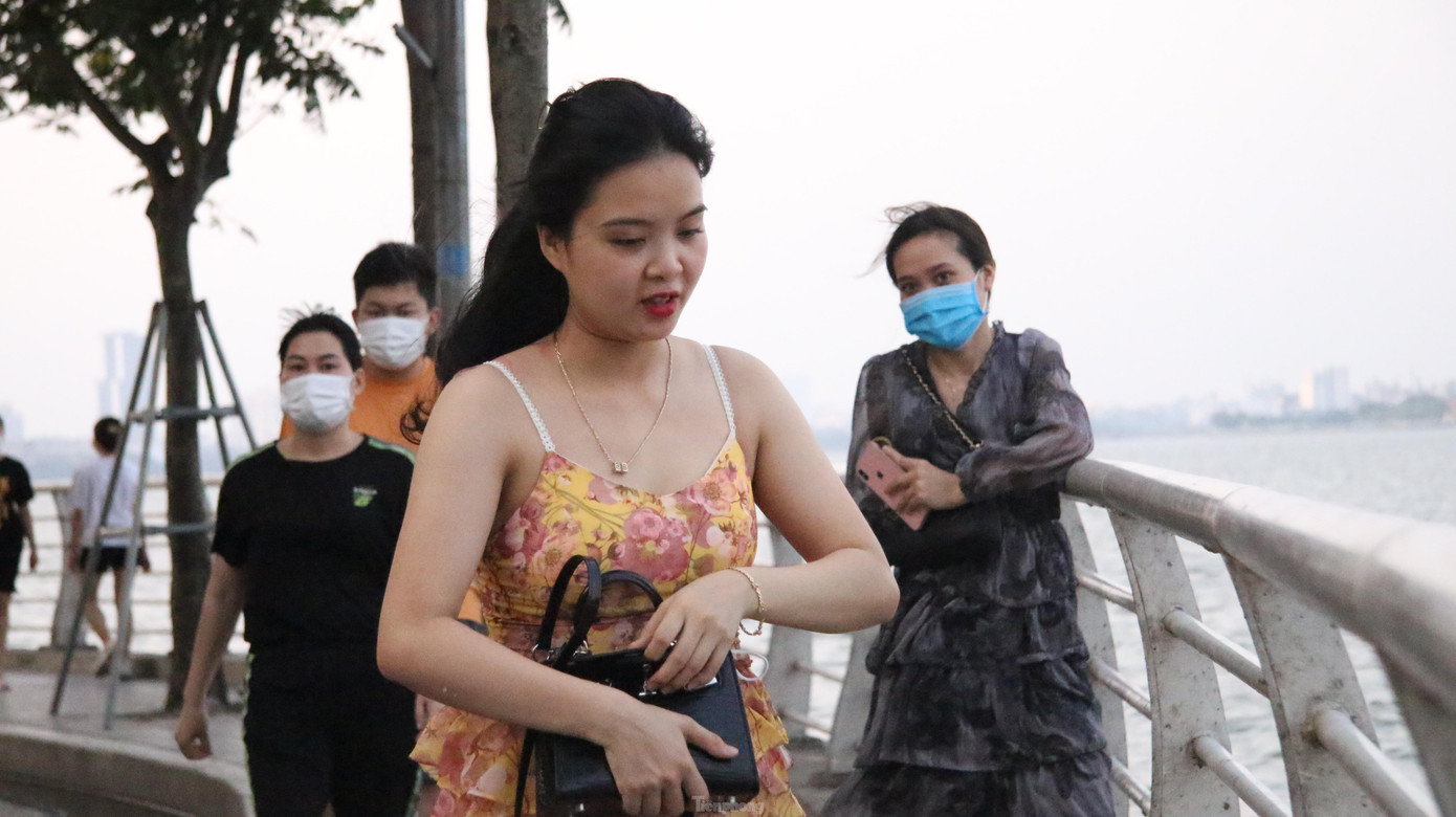 Có nhiều người không thực hiện quy định đeo khẩu trang nơi công cộng.