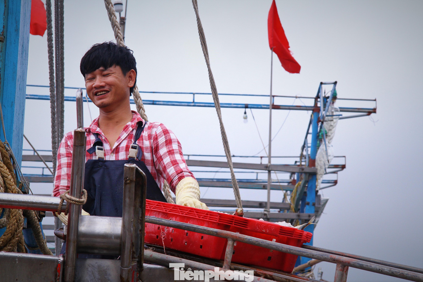 Hoạt động buôn bán ngay tại khu vực cảng. Chỉ trong khoảng hơn 1h đồng hồ, các loại mực, cá. tôm được đưa bán cho các tiểu thương để ra chợ.