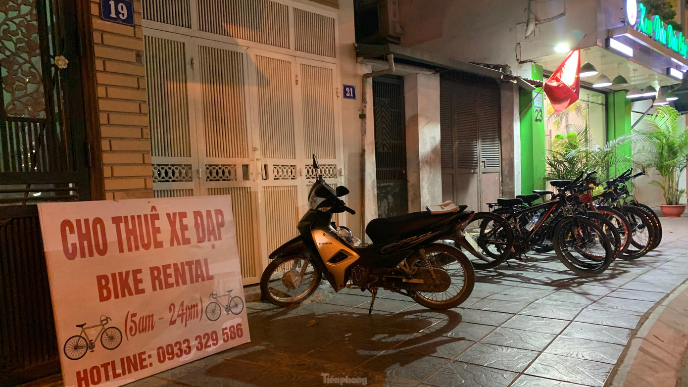 Theo ghi nhận những ngày gần đây, hình ảnh cả đoàn xe đạp đi quanh các hồ của Hà Nội như Hồ Tây, hồ Hoàn Kiếm như một trường đua đã trở thành phổ biến.