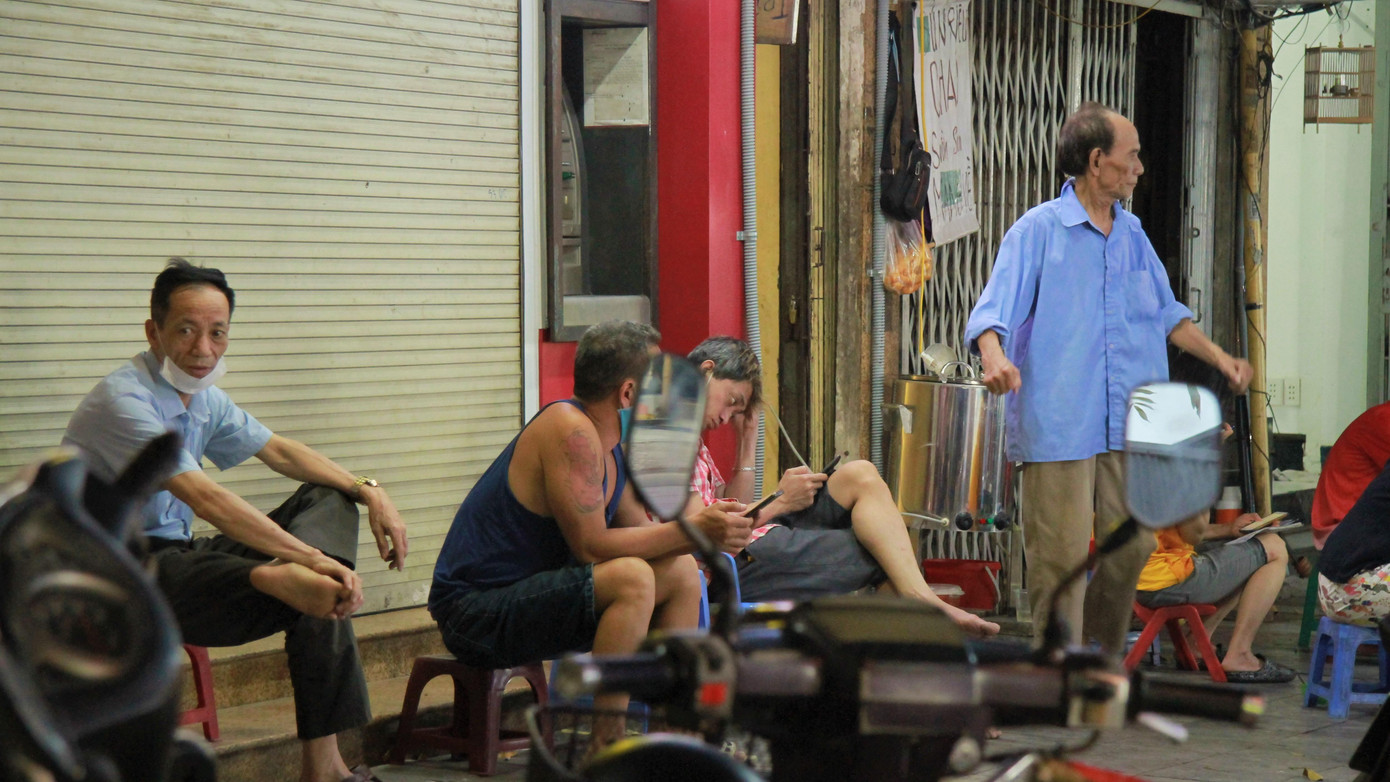 Dọc các tuyến đường tại Ngọc Khánh, Núi Trúc, Thụy Khuê,.. các chủ quán trà đá, quán ăn vỉa hè vẫn ngang nhiên bày bán trên vỉa hè, lề phố.