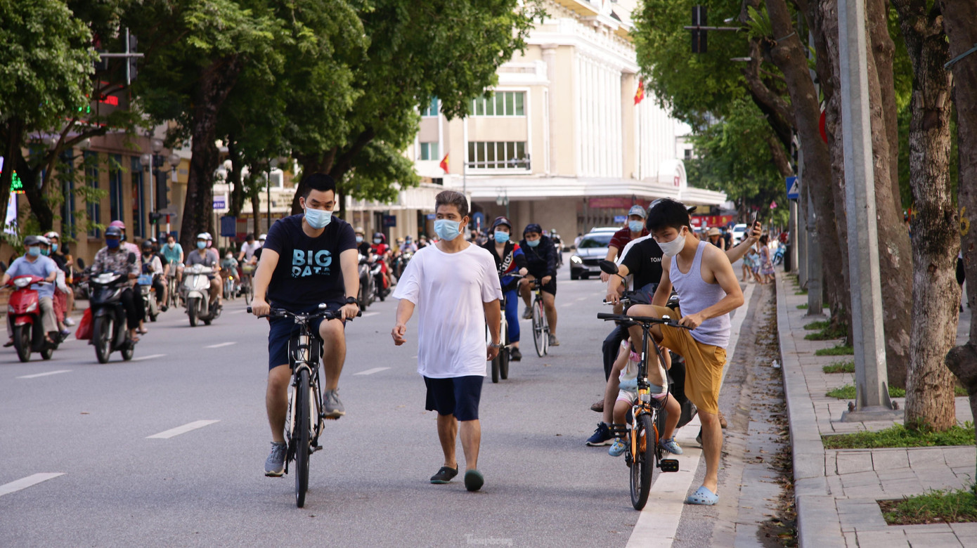 Cuối tuần, các tuyến phố xung quanh hồ Gươm thu hút hàng nghìn người đổ ra đường để... "rèn luyện sức khỏe".