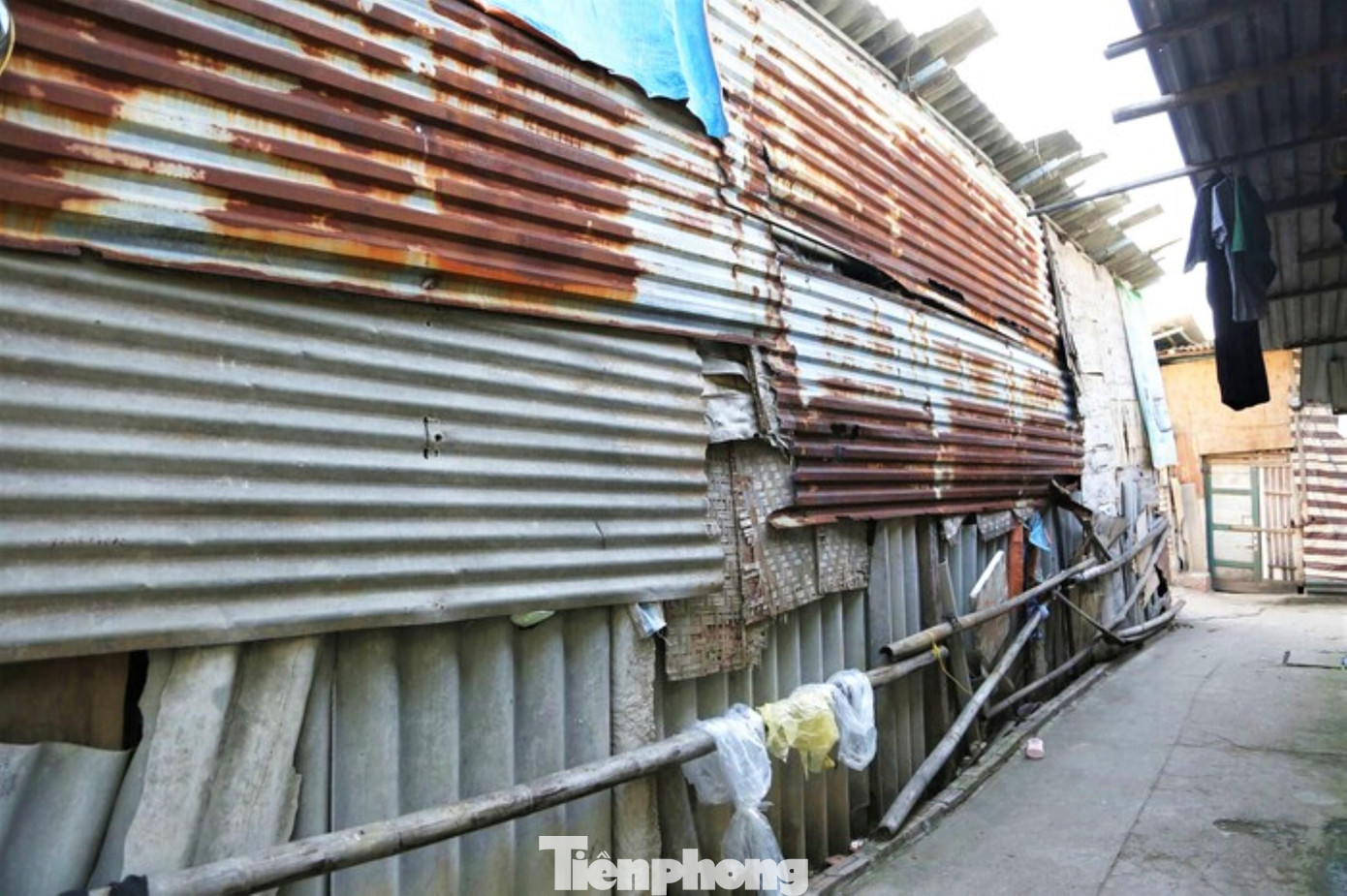 Mái lợp fibro xi măng giữ nhiệt lâu khiến căn nhà luôn ngột ngạt không khác gì lò bát quái