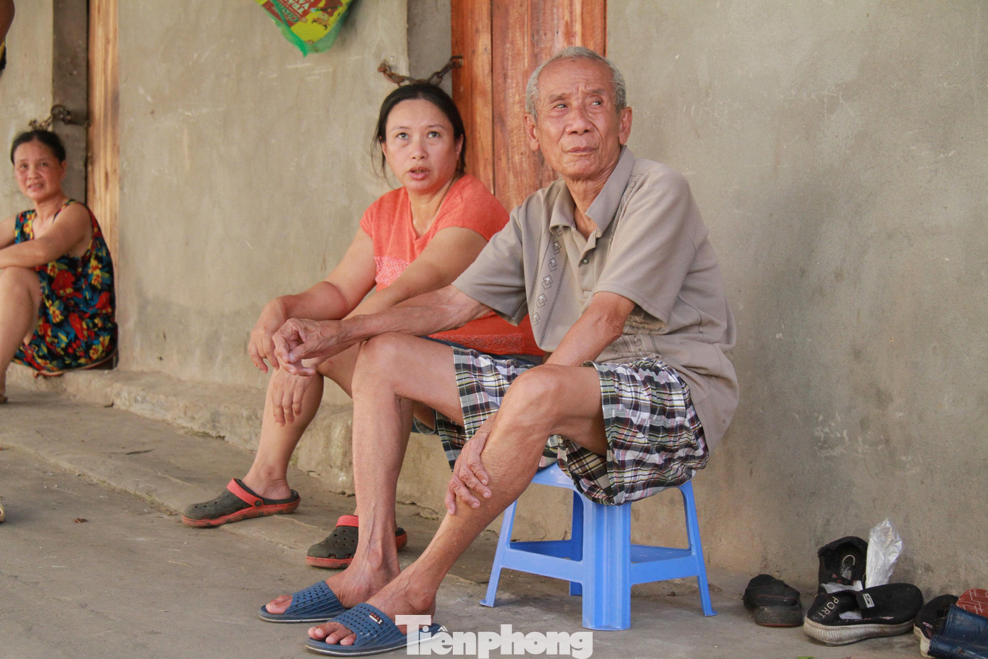 Dù đã đi làm mệt cả đêm nhưng nhiều người không thể ngủ nổi trong những căn nhà trọ nắng nóng: “Giờ chúng tôi chỉ tranh thủ ngủ lúc sáng mới đi làm về tranh thủ ngủ rồi buổi trưa ra mấy gốc cây tránh nóng đến chiều thì lại về tranh thủ ngủ chốc lát rồi đi làm. Nhà này có muốn đổ nước lên mái để bớt nóng cũng không được vì nước sẽ dột vào trong nhà, dù có đổ nước cũng chỉ một lát là lại khô chứ không có tác dụng”, ông Dũng cho biết thêm.