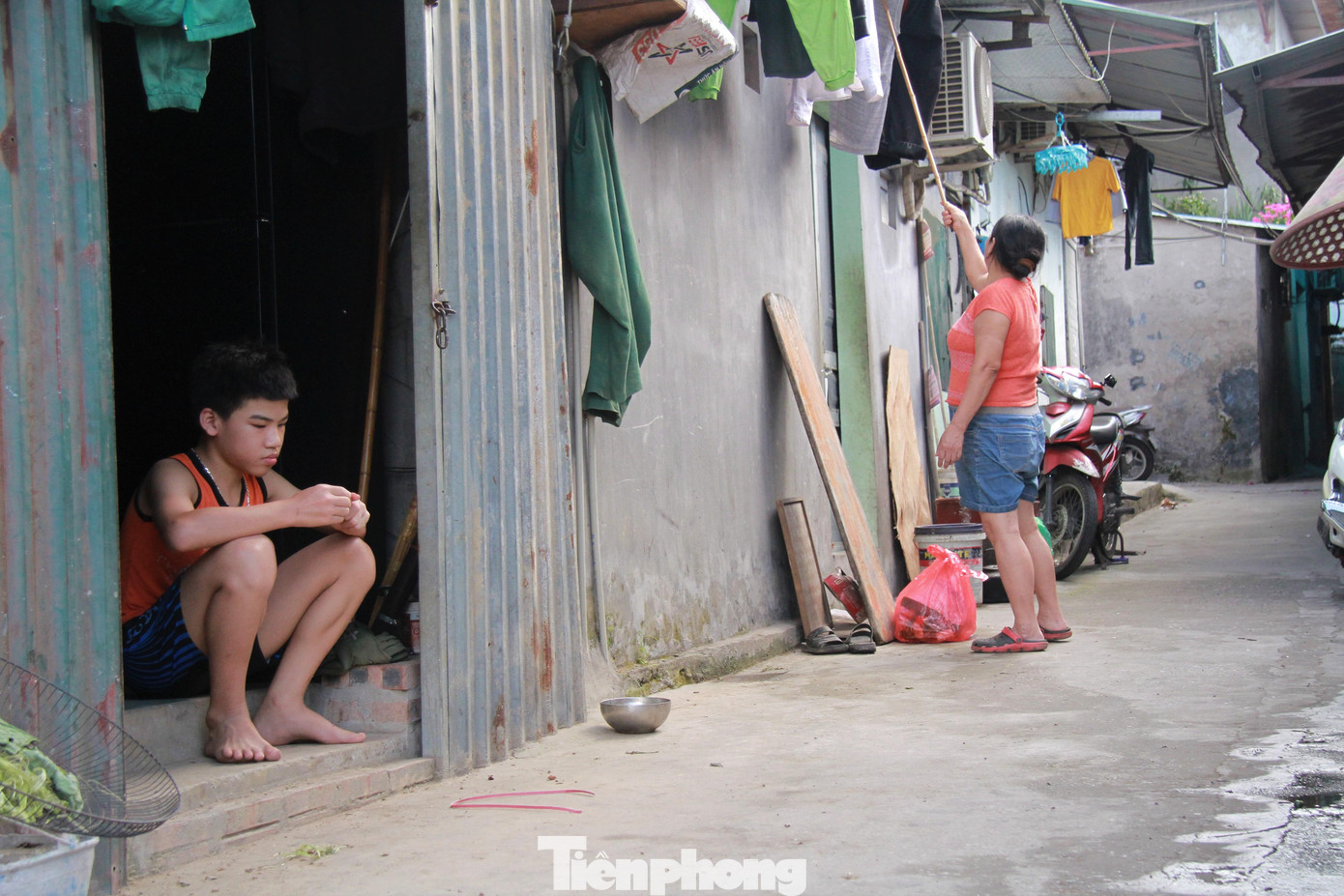 Trong tình hình dịch diễn ra căng thăng nên những người dân nơi đây cũng chú ý khoảng cách, tuy nhiên do không gian sống chật hẹp nên bất tiện đủ điều.