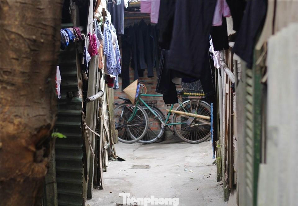 Cũng như anh Thanh và anh Thuận, ông Kiên (55 tuổi, quê Hải Dương), cho biết đã đến Hà Nội làm được 6 năm. Mỗi mùa nắng nóng đến, căn phòng trọ không còn là nơi nghỉ ngơi mà là nỗi ám ảnh đến sợ hãi của ông cũng như mọi người nơi đây.