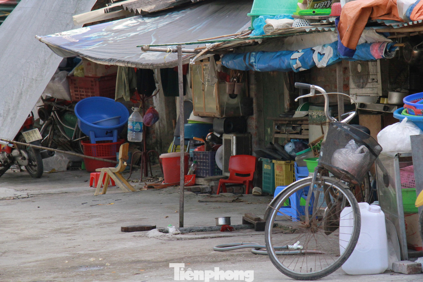Những người dân nơi đây hàng ngày đã vất vả bám trụ mưu sinh, nay lại càng trở nên chật vật với cái nóng cháy da, cháy thịt.