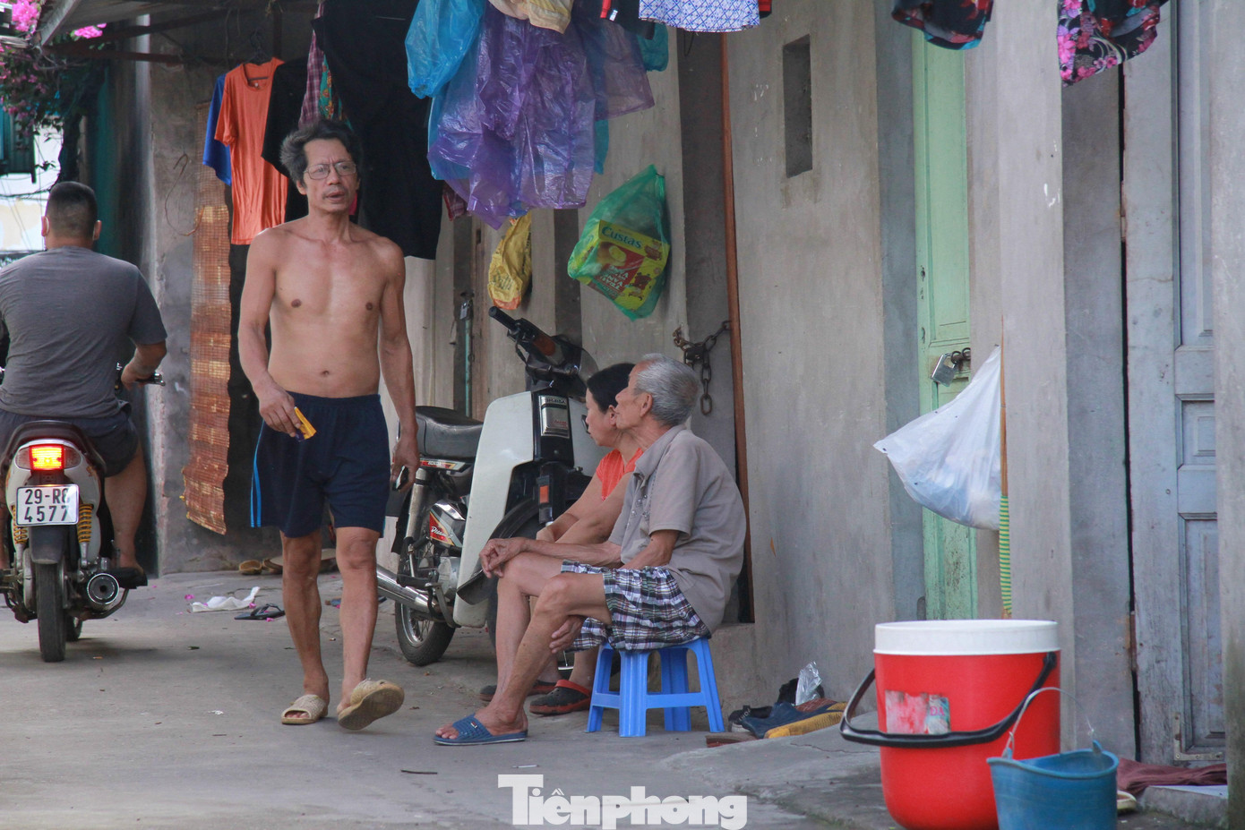 Những ngôi nhà trọ lụp xụp cao chưa đầy 3m nằm san sát nhau.