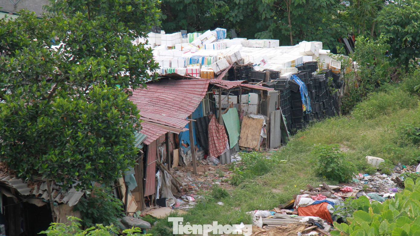 Những ngày này, khu nhà trọ lụp xụp dưới chân cầu Long Biên, Hà Nội người lao động nghèo luôn phải oằn mình dưới cái nóng 40 độ C.