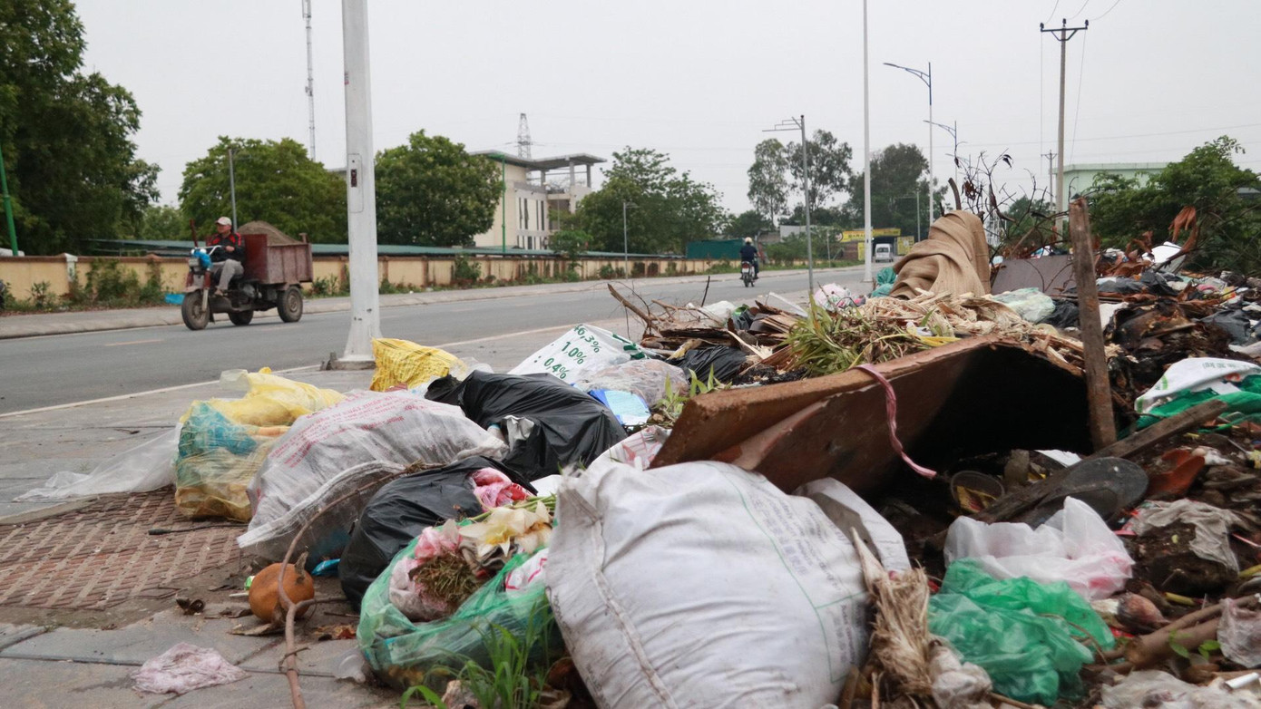Bãi tập kết rác tự phát này mất mỹ quan và vẻ đẹp của con đường mới xây, đồng thời ảnh hưởng nghiêm trọng đến môi trường và sức khỏe người dân xung quanh.