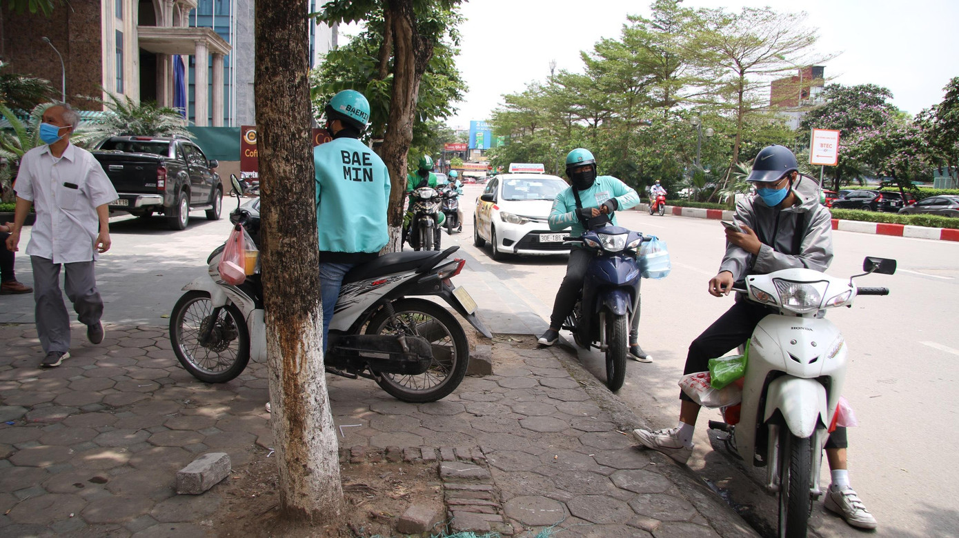 Quy định này khiến nhiều người đã thay đổi thói quen, thay vì ra hàng quán để ăn uống, thì bây giờ chuyển sang đặt hàng online và người giao hàng (shipper) sẽ đem đến tận nơi. Nhờ vậy, bán hàng online rất thịnh hành và các đơn hàng của shipper cũng tăng vọt. Từ 7 giờ sáng, trước các cửa hàng đồ ăn nhanh trên phố Tô Hiệu (Cầu Giấy, Hà Nội) nhiều shipper đã đứng xếp hàng chờ sẵn để nhận đơn.