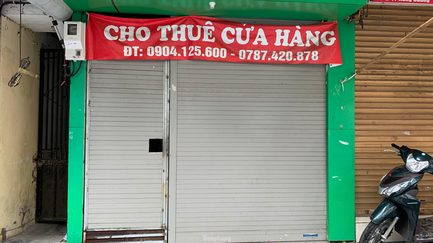 Tại các tuyến phố kinh doanh được cho là sầm uất, nhộn nhịp nhất của Hà Nội như: Kim Mã, Cầu Giấy, Hàng Bông, Bà Triệu, Mã Mây, Triệu Việt Vương… nay đã trở nên vắng vẻ, đìu hiu.