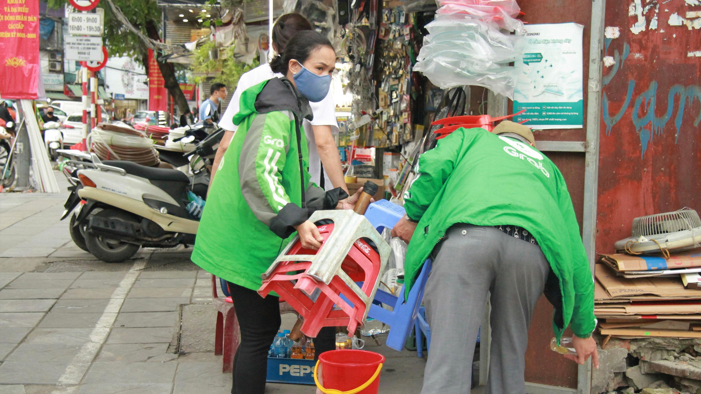 Cụ thể, từ 17h ngày 3-5, Hà Nội tạm dừng mở cửa đón khách tại các khu di tích, cơ sở tôn giáo, tạm dừng hoạt động đối với các quán ăn, uống đường phố, trà đá vỉa hè, cà phê vỉa hè đến khi có chỉ đạo mới.