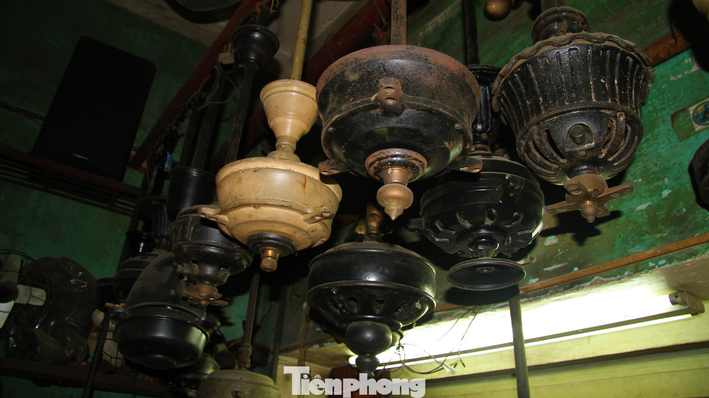 "Chiếc quạt cổ lần đầu tiên bán đi cũng chính là chiếc quạt trần hiệu Marelli nổi tiếng của Ý. Bố tôi mang về sửa chữa và mông má lại treo trước nhà, không lâu sau, một ông Tây đến trả giá 200 đô la trong khi giá mua chỉ có 70.000 đồng”. anh Đức chia sẻ thêm.