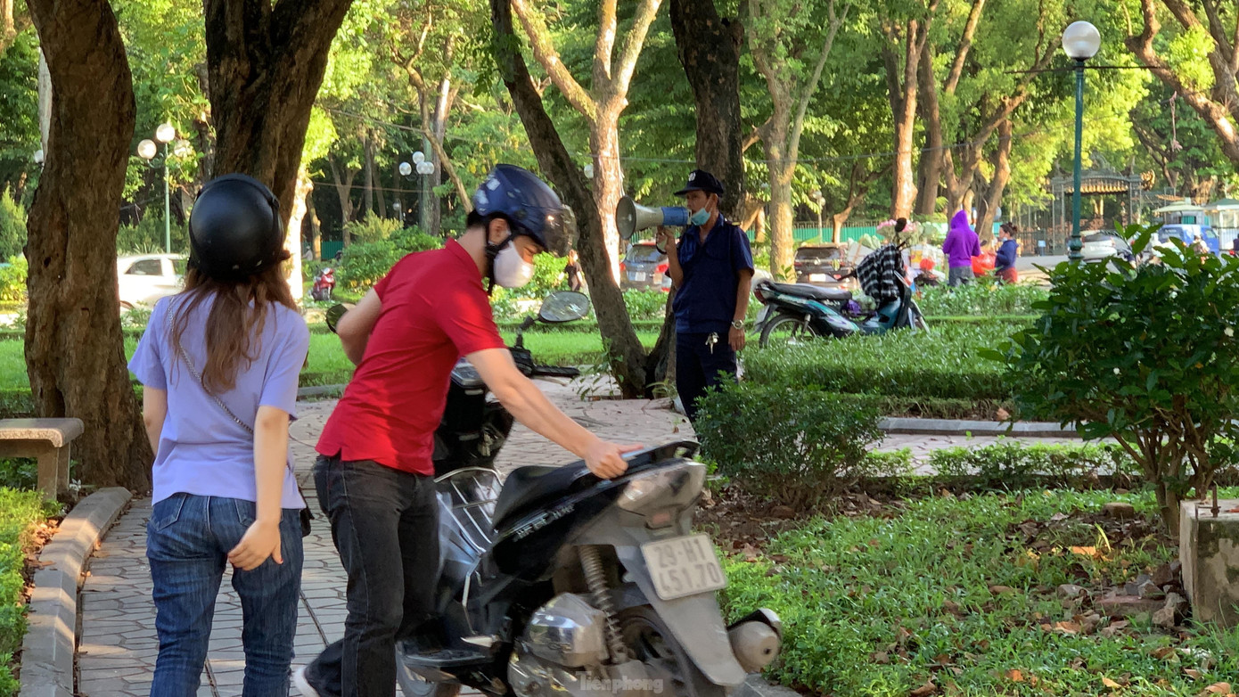 Lực lượng chức năng phường Thụy Khuê (Ba Đình, Hà Nội) liên tục gọi loa nhắc nhở, giải tán đám đông thì lúc đó ngươi dân mới vội vàng di chuyển.