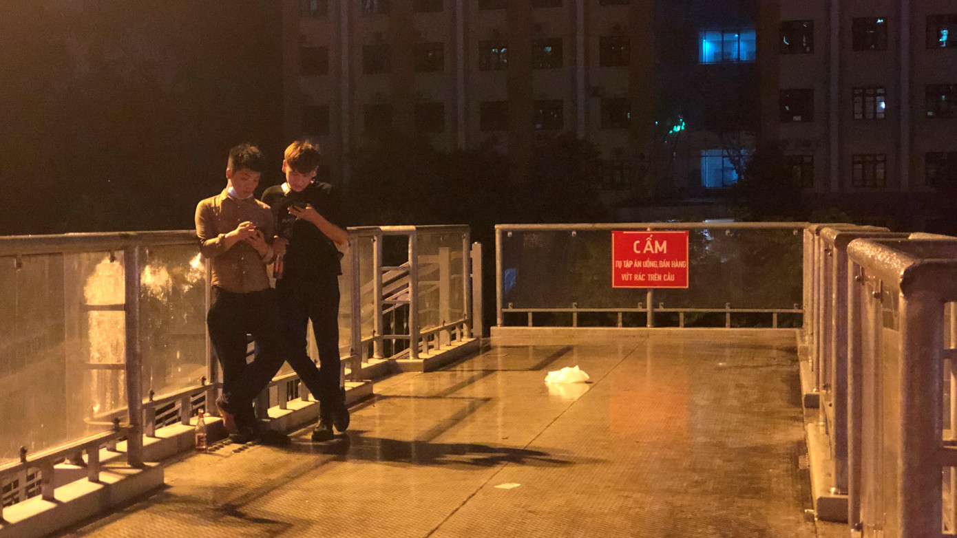 Cách biển cấm không xa, dù đã ghi rất rõ nội dung “Cấm tụ tập ăn uống, bán hàng, vứt rác trên cầu. Thế nhưng thực tế lại hoàn toàn ngược lại.