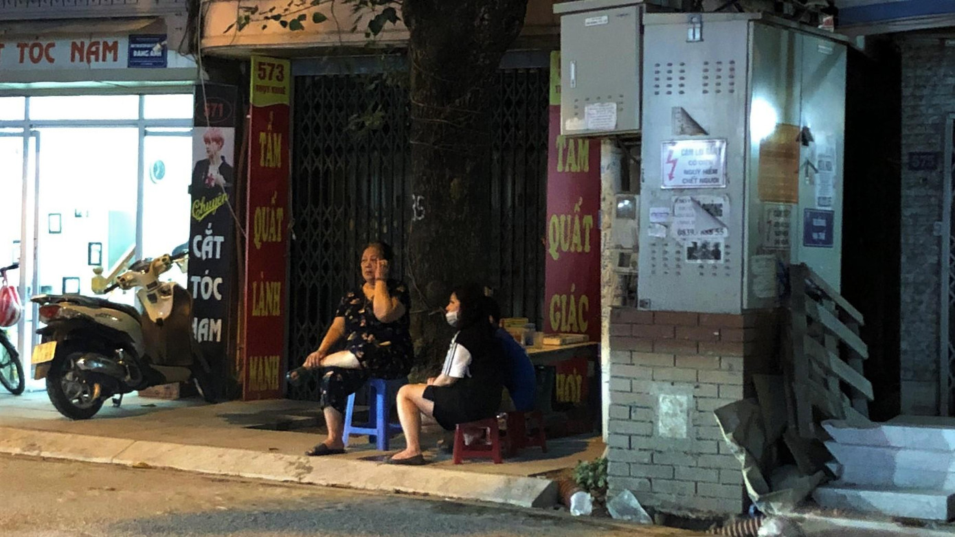 Ngoài việc chiếm trọn vỉa hè, thì hàng quán trở thành tụ điểm tập trung đông người, tiềm ẩn nguy cơ lây nhiễm dịch bệnh.