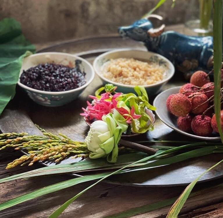 Truyền thống làm mâm cúng Tết Đoan ngọ vẫn luôn được duy trì ở các gia đình. Truyền thống làm mâm cúng Tết Đoan ngọ vẫn luôn được duy trì ở các gia đình.