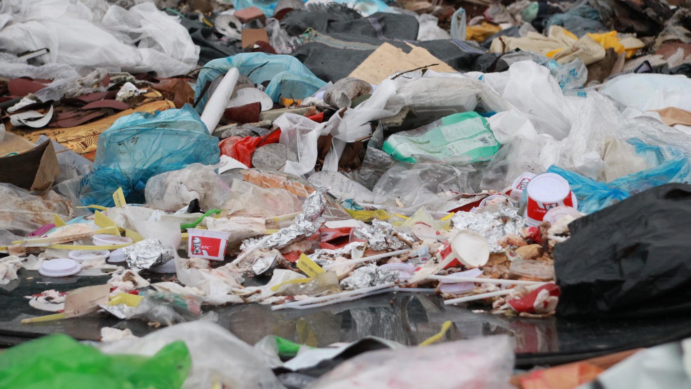 Phế phẩm thức ăn thừa, rác dồ ăn nhanh nằm la liệt thu hút ruồi nhặng, côn trùng sinh sống.