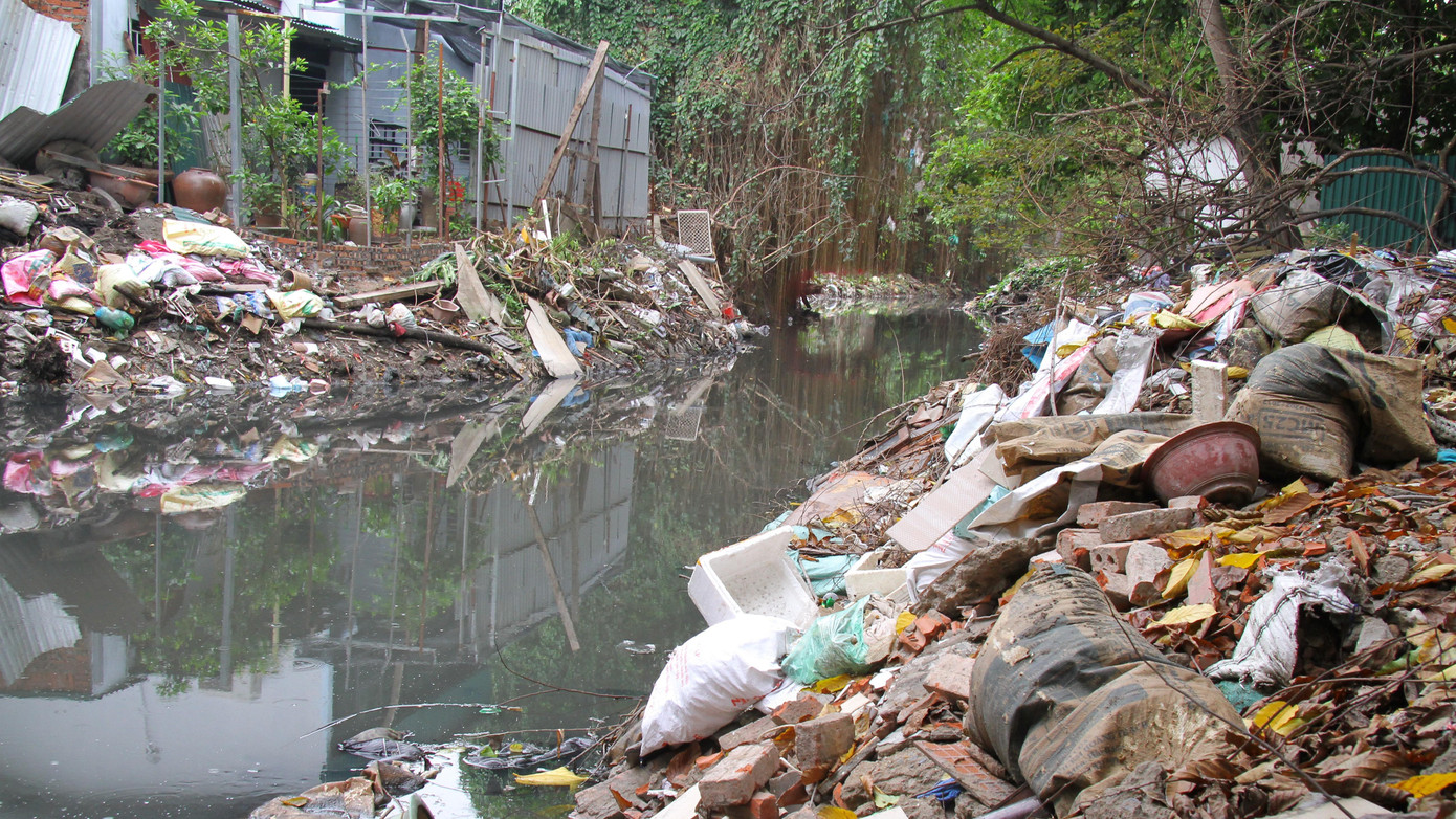 Rác thải chất thành từng đống chất cao dọc hai bên dòng kênh Vạn Phúc (quận Ba Đình), một trong những hệ thống mương nước dẫn thẳng ra sông Tô Lịch. Đủ các lại rác khác nhau như rác thải sinh hoạt, vật liệu xây dựng, túi nu-lon, phế phẩm thức ăn. Mùi hôi thối bốc lên nồng nặc từ khu vực này.