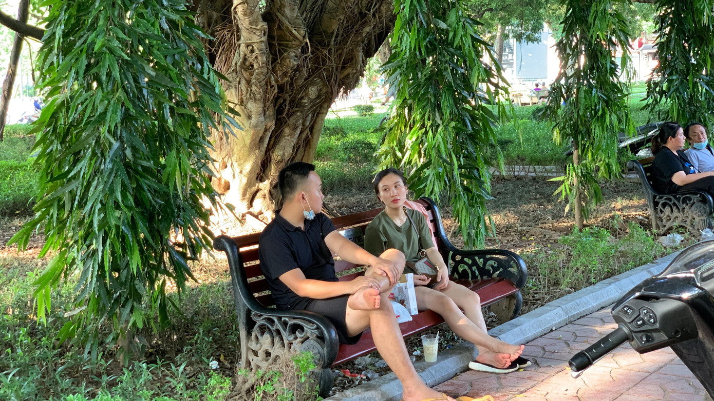 Tại các điểm dừng chân quanh khu vực hồ Tây, lực lượng chức năng đã căng cả băng rôn, biển báo tuyên truyền nhưng người dân vẫn phớt lờ.